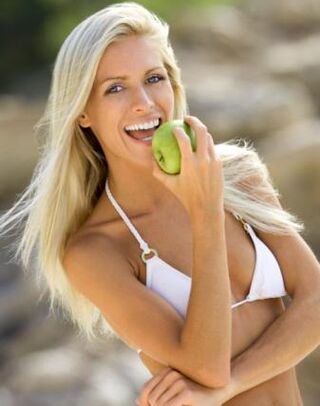 فتاة تأكل تفاحة لتخسر 10 كيلوغرامات في الشهر